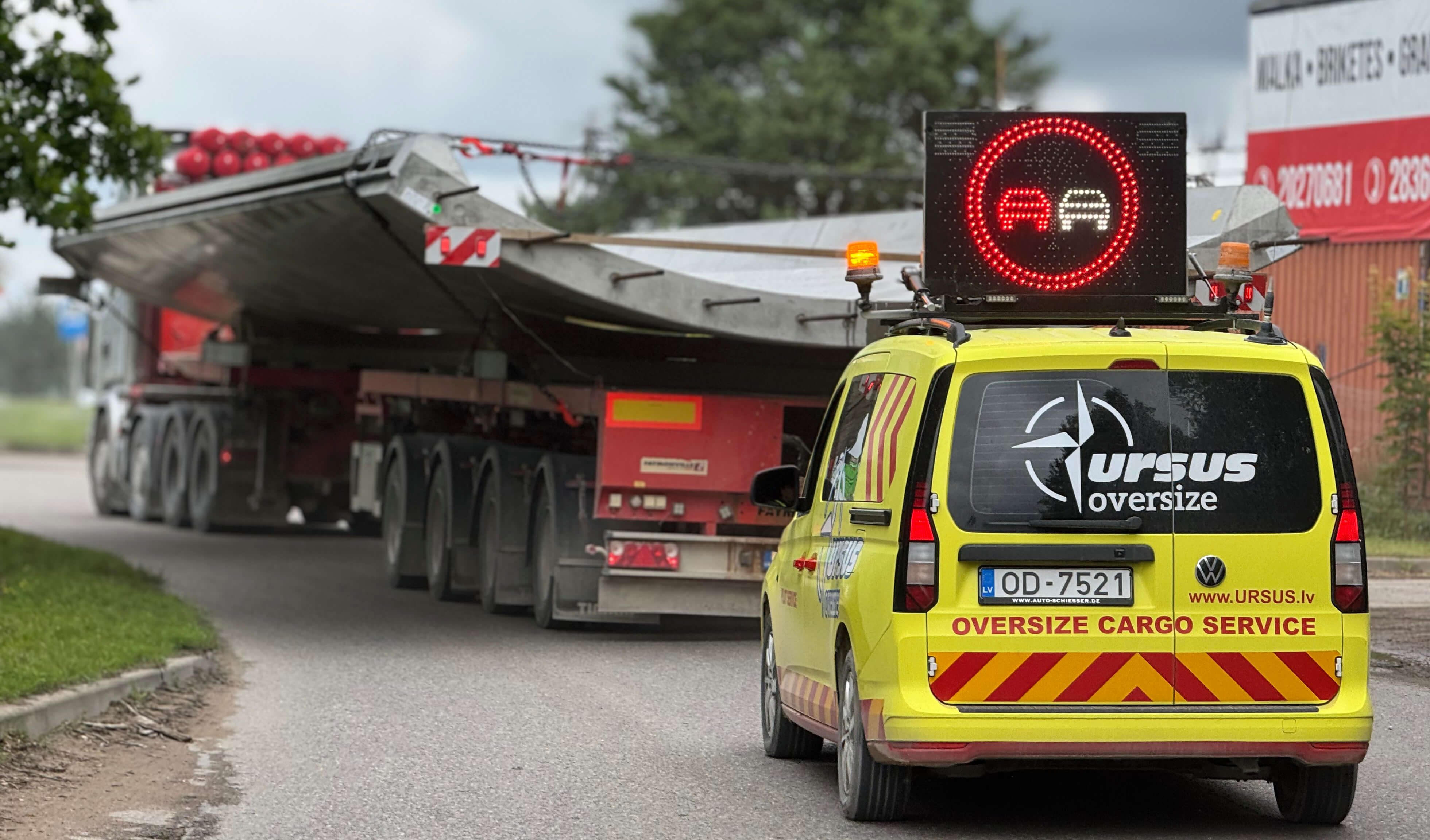 Kā rīkoties, ja ceļā nākas sastapties ar negabarīta un smagsvara kravu pārvadājumiem?