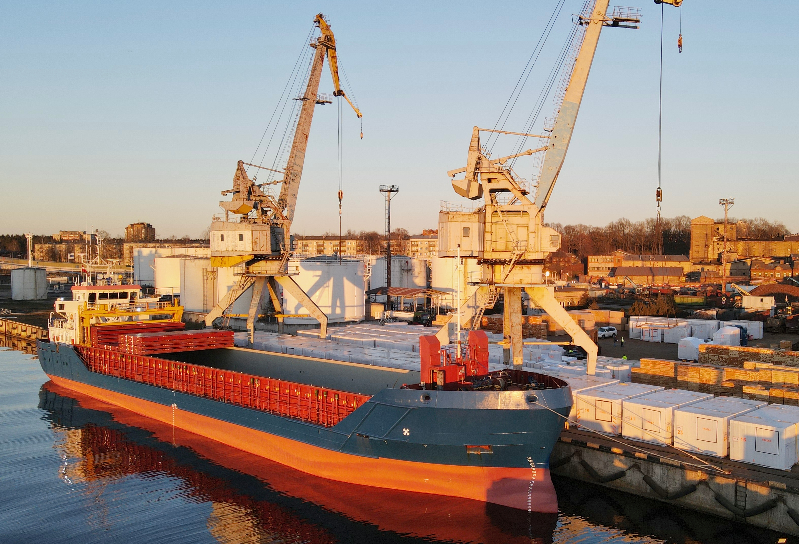 Rīgas ostā darbu sāk jaunas kuģu līnijas